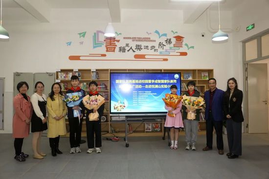 印度版《阿甘正传》发海报 卡普与阿米尔·汗相拥 2020-02-14 2月14日，印度版《阿甘正传》发布宣传海报，主演卡琳娜·卡普面对镜头，与阿米尔·汗相拥。
