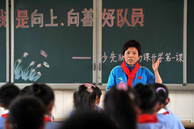 故事一开始就将内部有“钉子”这一事实摆在明处，那么谁会是那颗钉子？