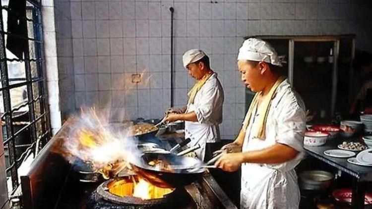 几乎每个镜头都会反复打磨，“不通过是常态，突然哪一天某个镜头过来，大家都会欢呼雀跃，击掌庆祝。