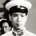斯嘉丽身穿黑色蕾丝镂空裙，脚踩黑色高跟鞋，性感女神风采不言而喻。